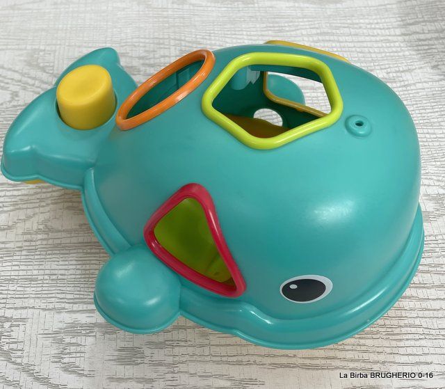 BALENA CHE SPRUZZA ACQUA INFILAFORME