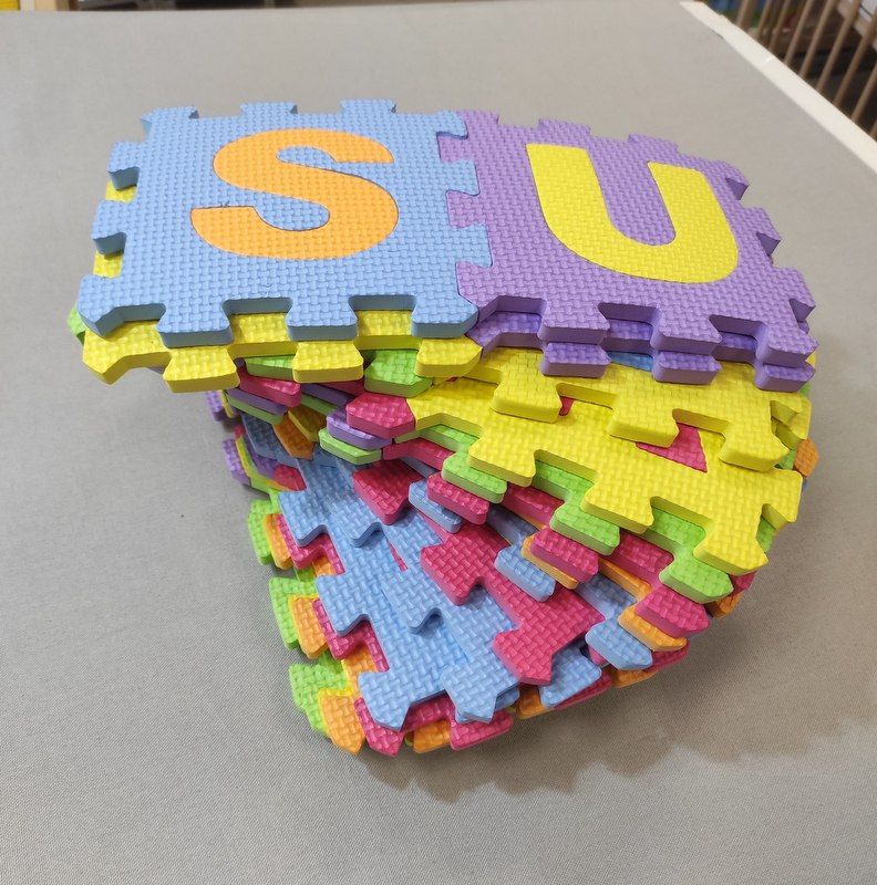 PUZLE GOMMA 16X16CM LETTERE E NUMERI 32PZ