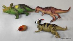 DINOSAURI 4 PZ CON NEONATO