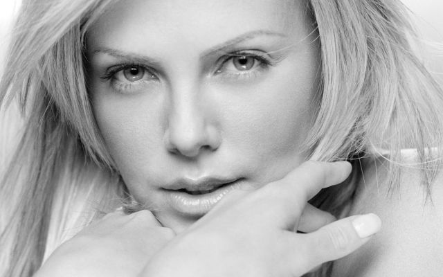 Il 7 agosto 1975 nasce Charlize Theron
