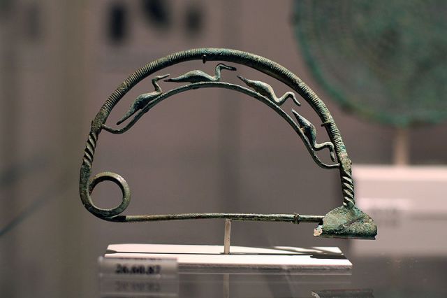 La singolare storia della spilla da balia