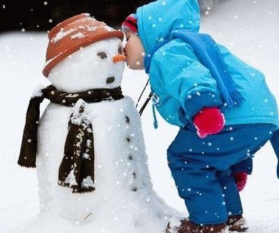 Bambini all'aperto col freddo e nanna sotto zero