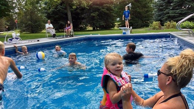 A 94 anni costruisce una piscina per i bambini del vicinato